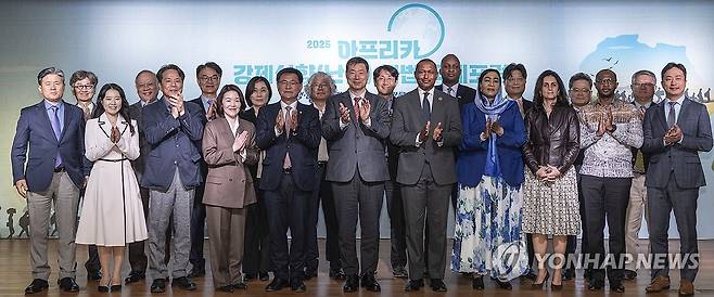 '아프리카 강제실향(난민) 해법 국제포럼', 연합뉴스에서 열려 (서울=연합뉴스) 황광모 기자 = 24일 서울 종로구 연합뉴스 연우홀에서 국가기간뉴스통신사 연합뉴스와 유엔난민기구(UNHCR)가 공동 주최한 '아프리카 강제실향(난민) 해법 국제포럼' 개회식에서 내빈들이 기념 촬영하고 있다. 
    (앞줄 왼쪽 네 번째부터) 김새려 UNHCR 한국대표부 대표, 국회 아프리카 포럼 회장인 국민의힘 이헌승 의원, 황대일 연합뉴스 사장, 마마두 쟌 발데 유엔 난민기구 동아프리카 지역본부장, 아미라 아가립 주한 수단대사. 2025.4.24 hkmpooh@yna.co.kr