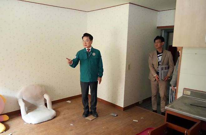 육동한 춘천시장, 빈집 현장 방문 [춘천시 제공.재판매 및 DB 금지]