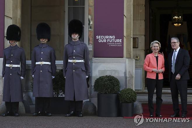 3월 2일 유럽 안보를 위한 정상 회의에서 만난 폰데어라이엔-스타머  [AP 연합뉴스 자료사진]