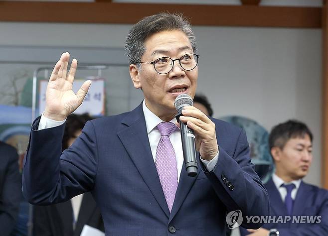 발언하는 김용빈 선관위 사무총장 (과천=연합뉴스) 서명곤 기자 = 10일 과천시 중앙선거관리위원회에서 열린 제21대 대통령선거 투·개표 절차 시연회에서 김용빈 선관위 사무총장이 발언하고 있다. 2025.4.10 [공동취재] seephoto@yna.co.kr
