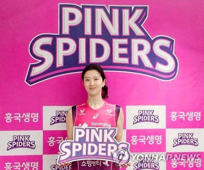 여자배구 흥국생명, FA 최대어 이다현 영입 (서울=연합뉴스) 프로배구 여자부 자유계약선수(FA) 최대어로 꼽혔던 미들 블로커 이다현(원소속팀 현대건설)이 흥국생명의 유니폼으로 갈아입었다. 흥국생명은 22일 이다현과 FA 계약을 체결했다고 밝혔다. 2025.4.22 [흥국생명 제공. 재판매 및 DB 금지] photo@yna.co.kr