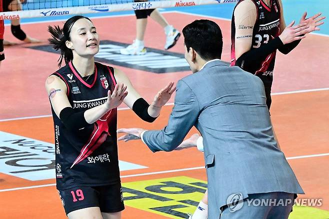 하이파이브하는 표승주(왼쪽) [한국배구연맹 제공. 재판매 및 DB 금지] coolee@yna.co.kr