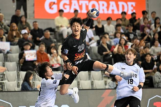 24일 챔피언전 1차전서 공격을 시도하는 SK 유소정 (검은색 유니폼). [한국핸드볼연맹 제공. 재판매 및 DB 금지]