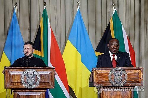 공동기자회견하는 젤렌스키 우크라이나 대통령과 라마포사 남아공 대통령 [AFP=연합뉴스]