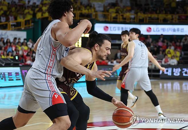 창원 마레이 '간다' (창원=연합뉴스) 김동민 기자 = 24일 경남 창원체육관에서 열린 2024∼2025시즌 프로농구 4강 플레이오프(PO) 창원 LG 세이커스와 울산 현대모비스 1차전 경기. LG 아셈 마레이가 드리블하고 있다. 2025.4.24 image@yna.co.kr