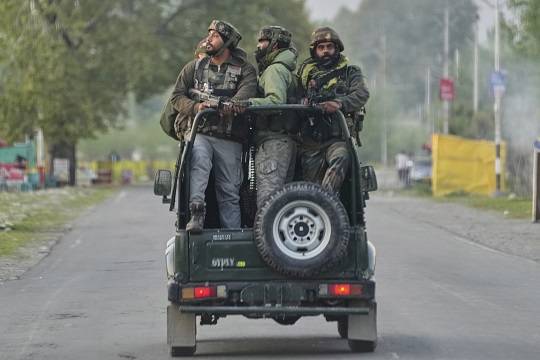 사진설명: 22일 (현지 시각) 인도령 카슈미르 파할감에서 무장괴한들이 관광객들에게 무차별 총격을 가한 사건 후 인도 군인들이 인근을 순찰하고 있다.
사진출처: AP/뉴시스