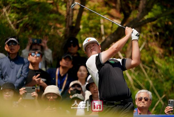 24일 경기 파주시의 서원밸리 컨트리클럽에서 열린 KPGA 투어 우리금융 챔피언십 1라운드에서 임성재를 보기 위해 구름 갤러리가 모였다.(사진=이데일리 골프in 김상민 기자)