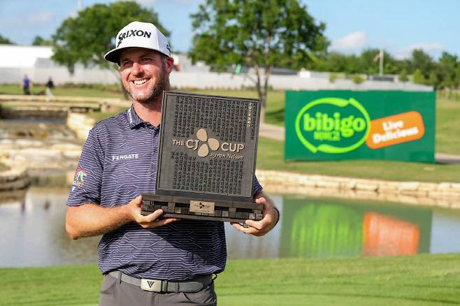 지난해 더 CJ컵 바이런 넬슨 우승자 테일러 펜드리스가 한글 트로피를 들고 기념 촬영을 하고 있다.(사진=Getty Images for THE CJ CUP Byron Nelson)