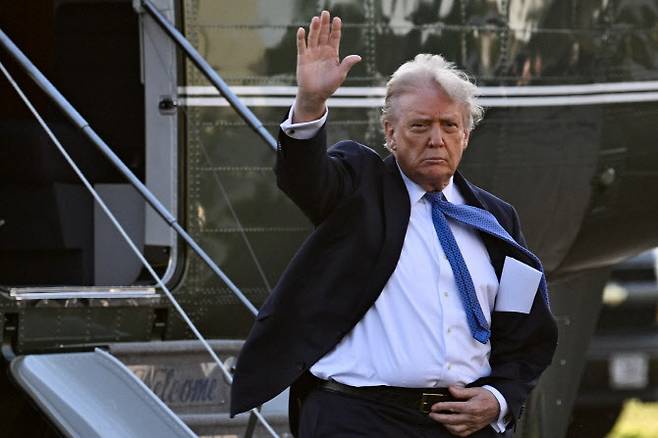 도널드 트럼프 미국 대통령이 24일(현지시간) 미국 버지니아주 리스버그의 리스버그 이그제큐티브 공항에 도착해 손을 흔들고 있다. (사진=로이터)