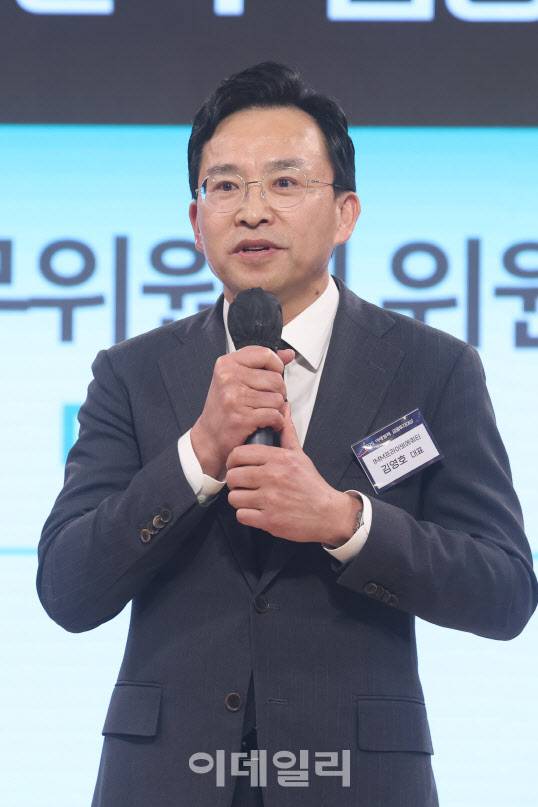김영호 IMM프라이빗에쿼티 대표가 23일 오후 서울 중구 KG하모니홀에서 열린‘2025 이데일리 금융투자대상’에서 캐피탈마켓 부문 대상인 국회 정무위원회 위원장상을 받은 뒤 소감을 말하고 있다. [사진=이데일리 이영훈 기자]