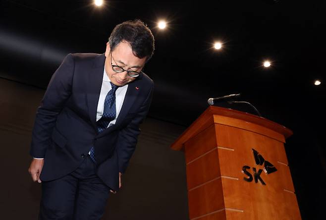 유영상 SK텔레콤 대표가 25일 고객 정보 보호조치 강화 설명회에서 고개 숙여 사과하고 있다. (사진=뉴스1)