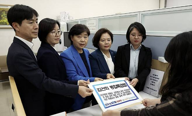 더불어민주당 서영교 의원을 비롯한 의원들이 25일 서울 여의도 국회 의안과에 김건희 특검법안을 제출하고 있다. 왼쪽부터 사회민주당 한창민 대표, 진보당 정혜경 의원, 서 의원, 조국혁신당 정춘생 원내수석부대표, 기본소득당 용혜인 대표.  (사진=연합뉴스)