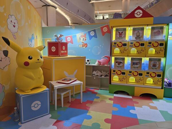 - 팝업 스토어는 캡슐 뽑기로 굿즈 구매한다는 콘셉트다