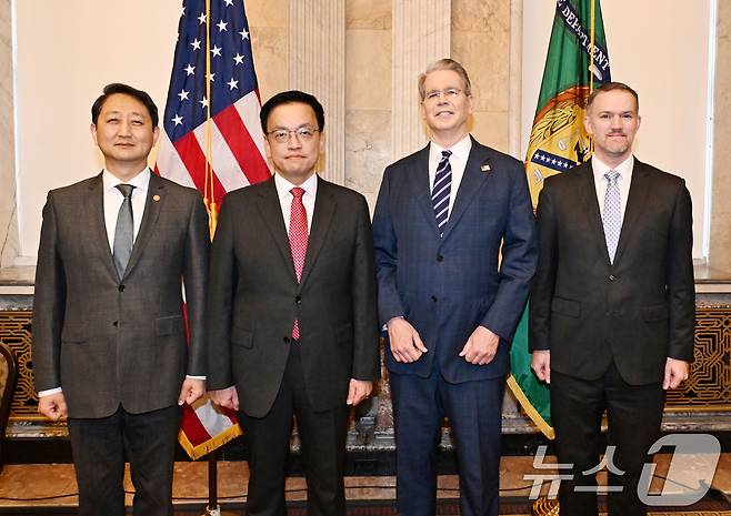 주요 20개국(G20) 재무장관회의 및 국제통화금융위원회(IMFC)'에 참석차 미국 워성턴D.C.를 방문중인 최상목 부총리 겸 기획재정부 장관이 안덕근 산업통상자원부 장관과 함께 24일(현지시간) 미국 재무부에서 열린 '한-미 2+2 통상협의(Trade Consultation)' 참석, 스콧 베센트 미국재무장관, 제이미슨 그리어 미국무역대표부(USTR) 대표와 회의시작에 앞서 기념사진을 촬영하고 있다. (기획재정부 제공. 재판매 및 DB 금지) 2025.4.24/뉴스1 ⓒ News1 김명섭 기자