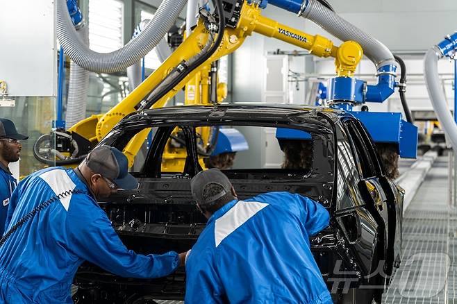 현대차그룹이 지난달 26일(현지시간) 미국 조지아주 엘라벨(Ellabell)에 위치한 ‘현대자동차그룹 메타플랜트 아메리카(Hyundai Motor Group Metaplant America, HMGMA)’의 준공식을 개최했다. 사진은 HMGMA 근로자 ‘메타프로(Meta Pros)’가 아이오닉5를 조립하는 모습. (현대차그룹 제공, 판매 및 DB 금지) 2025.3.27/뉴스1