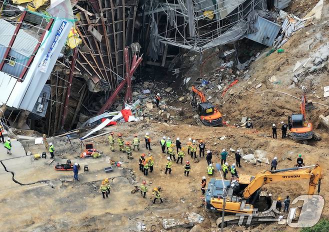 16일 경기 광명시 일직동 신안산선 복선전철 5-2공구 붕괴 현장에서 소방관 등 관계자들이 실종자 수색 작업을 이어가고 있다. 2025.4.16/뉴스1 ⓒ News1 이동해 기자