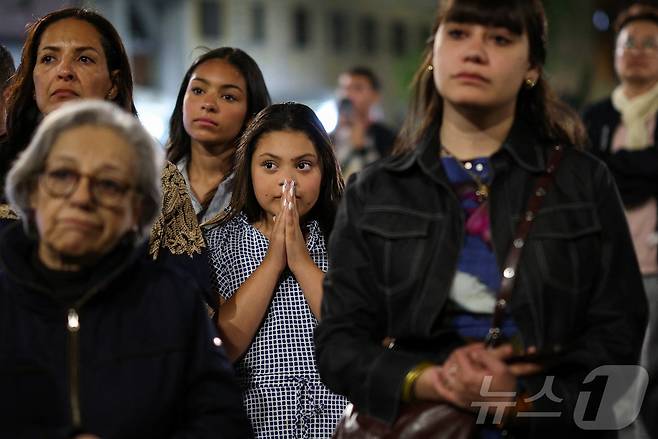 23일(현지시간) 이탈리아 로마 바티칸 성 베드로 대성당에서 프란치스코 교황을 조문하려는 사람들이 기도를 하고 있다. ⓒ 로이터=뉴스1