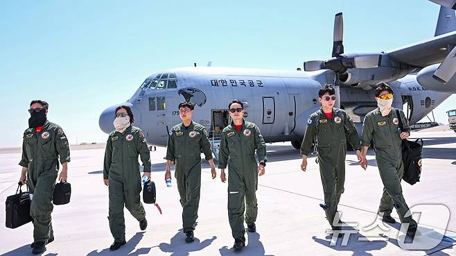 공군은 지난 21일부터 UAE 알 다프라 공군기지에서 열리는 '2025 데저트 플래그'에 참가해 화물 투하, 비포장 활주로 착륙 훈련을 실시하고 있다고 25일 밝혔다. 사진은 훈련을 마친 C-130H 조종사들. (공군 제공. 재판매 및 DB 금지) 2025.4.25/뉴스1