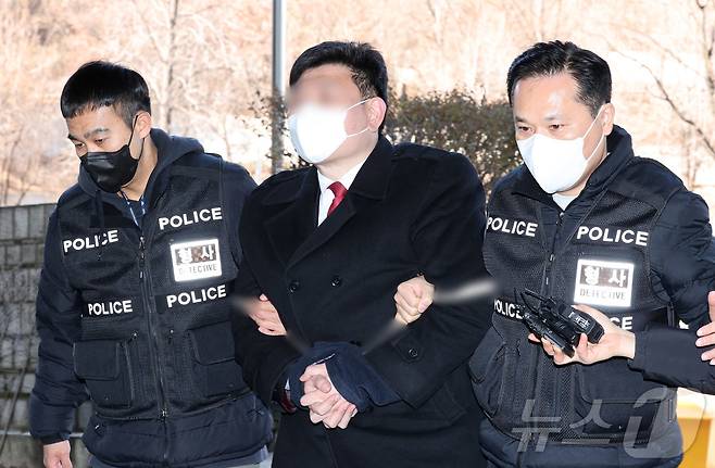 영화 마블 캐릭터 '캡틴 아메리카' 복장을 하고 중국대사관과 경찰서 난입을 시도한 윤석열 대통령 지지자 안 모 씨가 22일 오후 서초구 서울중앙지방법원에서 열린 구속 전 구속 전 피의자 심문(영장실질심사)에 출석하고 있다. 2025.2.22/뉴스1 ⓒ News1 박세연 기자