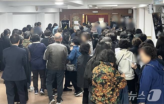 25일 오전 부산 남천성당에 마련된 프란치스코 교황의 분향소 앞에 추모객들이 몰려있다.2025.4.25/뉴스1 ⓒ News1 장광일 기자