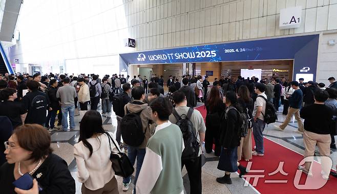 25일 서울 강남구 코엑스 내 입점한 식당에서 화재가 발생해 밖으로 대피했던 관람객들이 전시관 재입장을 위해 대기하고 있다. 이날 오전 11시 7분쯤 코엑스 2층 식당 주방 후드에서 시작된 불은 신고 30분 만인 오후 11시 42분 초진 됐다. 2025.4.25/뉴스1 ⓒ News1 이승배 기자