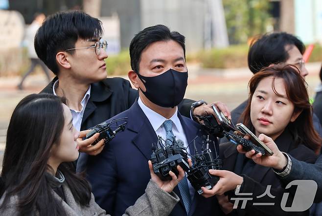 윤석열 대통령 체포를 방해한 혐의를 받는 김성훈 대통령경호처 차장이 21일 서울 마포구 서울지방법원에서 열리는 구속 전 피의자 심문에 출석하고 있다. (공동취재) 2025.3.21/뉴스1 ⓒ News1 김도우 기자