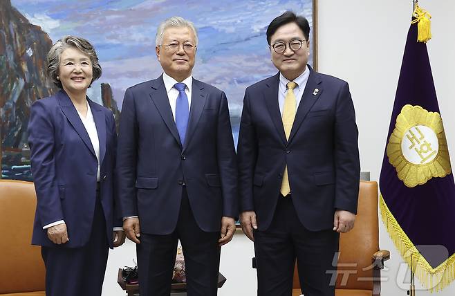 우원식 국회의장이 25일 오후 서울 여의도 국회 의장실에서 4·27 판문점선언 7주년 기념식 참석차 국회를 방문한 문재인 전 대통령, 김정숙 여사와 기념촬영을 하고 있다. 2025.4.25/뉴스1 ⓒ News1 국회사진취재단