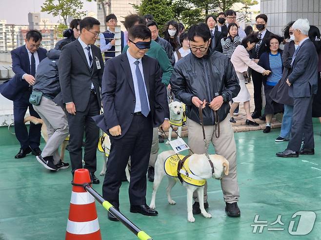 25일 서울남부지법에서 법관들이 안내견의 안내를 받아 움직이고 있다. 2025.4.25/뉴스1 ⓒ News1 신윤하 기자