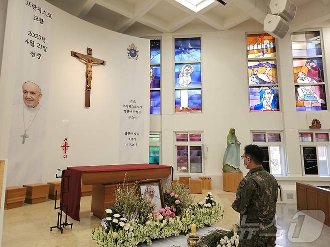 25일 광주 서구 쌍촌동 천주교 광주대교구 교구청 성당에 마련된 프란치스코 교황 분향소를 한 군종장교가 참배하고 있다.(재배포 및 DB 금지) ⓒ News1 서충섭 기자