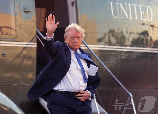 도널드 트럼프 미국 대통령이 24일(현지시간) 버지니아에서 열린 MAGA 디너에 참석하기 위해 공항에 도착하고 있다. ⓒ AFP=뉴스1