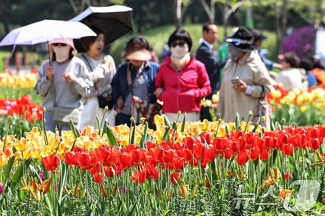 25일 오후 경기 고양시 일산동구 일산호수공원에서 열린 '2025 고양 국제꽃박람회'를 찾은 시민들이 봄나들이를 즐기고 있다. 다음달 11일까지 열리는 이번 박람회는 28만㎡ 규모의 호수공원 실내·야외 전시장에 약 1억 송이 꽃의 향연이 펼쳐진다. 2025.4.25/뉴스1 ⓒ News1 민경석 기자