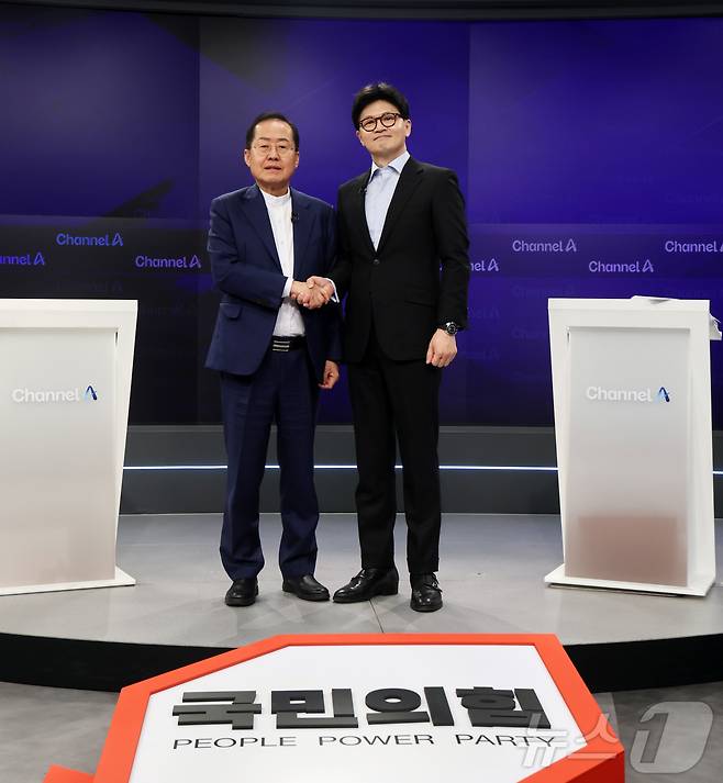 홍준표(왼쪽), 한동훈 국민의힘 대선 경선 후보가 25일 오후 서울 종로구 동아미디어센터 채널A 오픈스튜디오에서 열린 일대일 맞수 토론에 앞서 기념촬영을 하고 있다. 2025.4.25/뉴스1 ⓒ News1 국회사진취재단