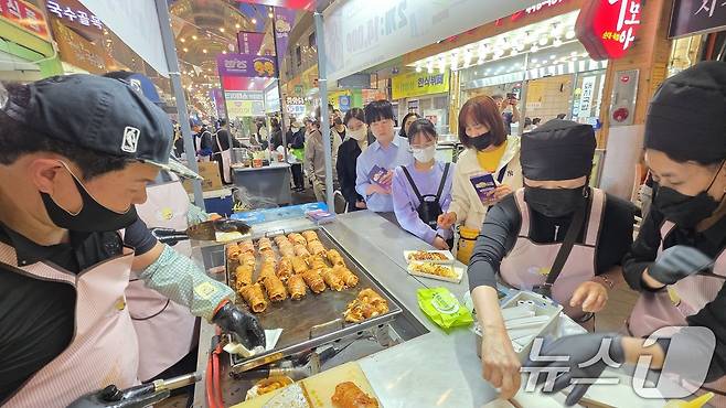 25일 구미 새마을 중앙시장에서 개장한 '달달한 낭만 야시장' 에서 시민들이 음식을 주문하기 위해 긴 줄을 서 있다. 야시장은 5월17일까지 매주 금·토요일 열리며 5월23~24일과 구미 아시아육상경기선수권대회 기간인 27~31일에는 인동시장에서 문을 연다 2025.4.25/뉴스1 ⓒ News1 정우용 기자
