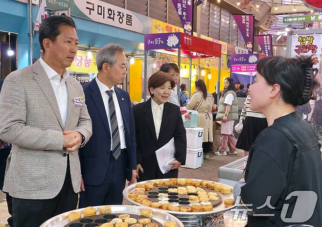 김장호 구미시장이 25일 구미 새마을 중앙시장에서 개장된 '달달한 낭만 야시장'에서 시장 상인과 인사를 하고 있다. 2025.4.25/뉴스1 ⓒ News1 정우용 기자