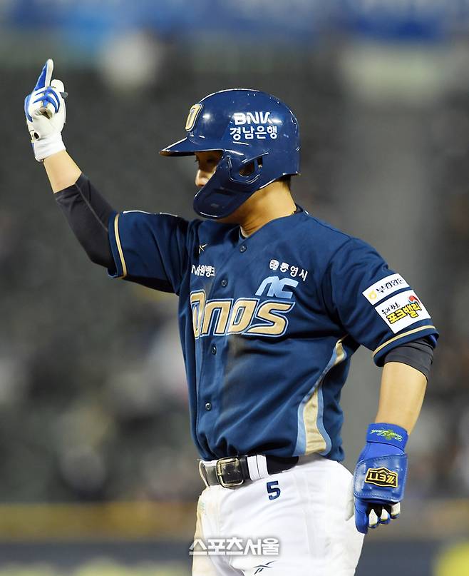 NC 서호철이 24일 잠실구장에서 열린 2025 KBO리그 LG와 경기 4회초 1사 2-3루 상황에서 LG 선발 치리노스를 상대로 2타점 적시타를 치고 세리머니를 하고 있다. 잠실 | 박진업 기자 upandup@sportsseoul.com