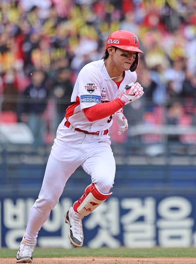 KIA 김도영이 15일 광주-기아 챔피언스 필드에서 열린 2025 KBO리그 시범경기 삼성전에서 3루타를 터뜨리고 있다. 사진 | KIA 타이거즈