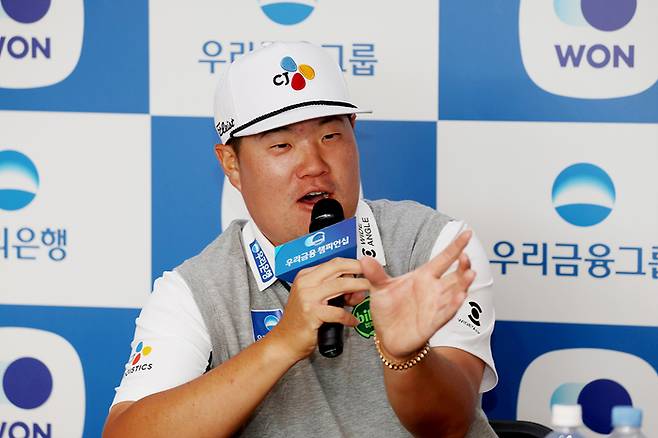 임성재가 25일 서원밸리CC에서 열린 KPGA투어 우리금융 챔피언십 2라운드에서 컷탈락 위기에 빠진 이유를 설명하고 있다. 사진 | KPGA