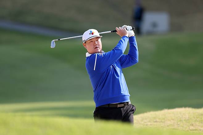 임성재가 25일 서원밸리CC에서 열린 KPGA투어 우리금융 챔피언십 2라운드에서 아이언 샷하고 있다. 우리금융 로고색인 파란색 상의가 눈에 띈다. 사진 | KPGA
