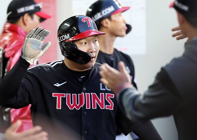 LG 문보경이 25일 광주-기아 챔피언스 필드에서 열린 2025 KBO리그 KIA전에서 3회초 역전 적시타에 이어 박동원 적시타 때 득점에 성공했다. 사진 | 광주=연합뉴스