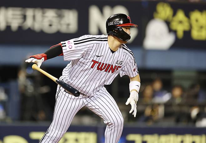 LG 홍창기가 16일 잠실구장에서 열린 2025 KBO리그 삼성과 경기에서 적시타를 때리고 있다. 사진 | 잠실=-연합뉴스