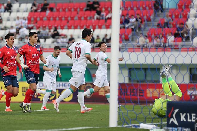 김천종합운동장/ K리그1/ 김천상무프로축구단 vs 대전하나시티즌/ 대전 주민규 득점/ 골 세레머니/ 사진 하서영