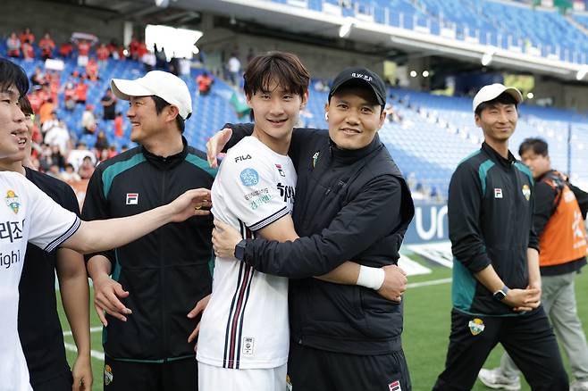 울산문수축구경기장/ K리그1/ 울산HDFC vs 강원FC/ 강원 신민하, 정경호 감독/ 포옹/ 사진 김정수
