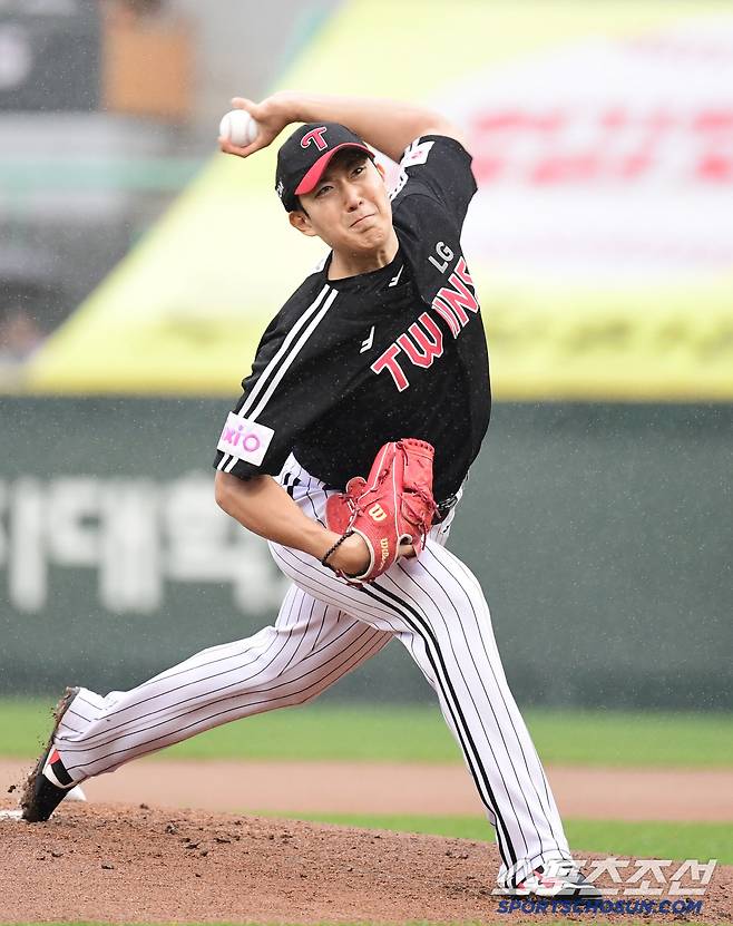 19일 인천 SSG랜더스필드에서 열린 KBO리그 SSG와 LG의 경기. 선발 투구하는 LG 손주영. 인천=송정헌 기자songs@sportschosun.com/2025.04.19/