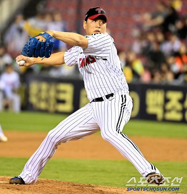 16일 잠실야구장에서 열린 삼성과 LG의 경기, LG 배재준이 역투하고 있다. 잠실=허상욱 기자wook@sportschosun.com/2025.04.16/