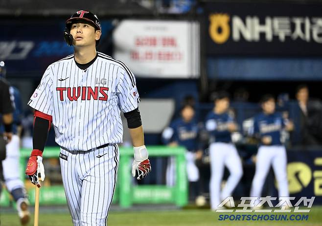 22일 잠실야구장에서 열린 NC와 LG의 경기, 4회말 2사 1,2루 LG 홍창기가 삼진으로 물러나고 있다. 잠실=허상욱 기자wook@sportschosun.com/2025.04.22/