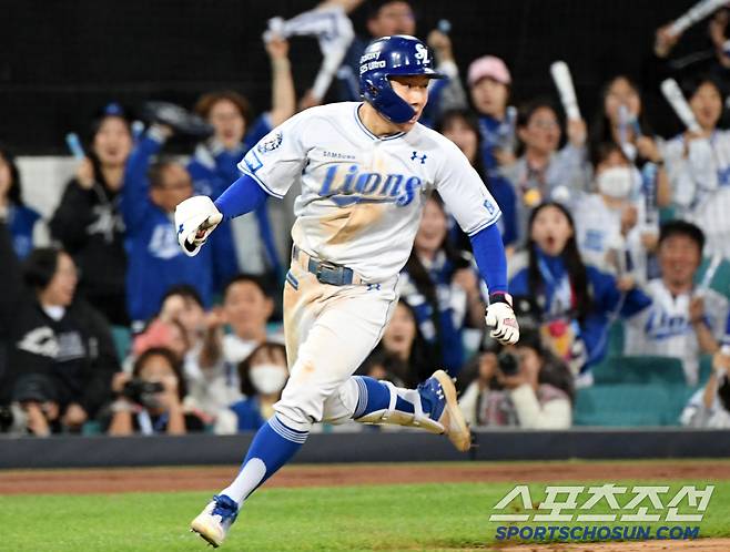 중견수 최원준이 타구를 뒤로 빠뜨린 사이 김자친을 여유롭게 홈까지 들어왔다.