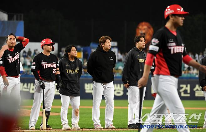 대패한 KIA 선수들은 굳은 표정으로 경기장을 빠져나갔다.