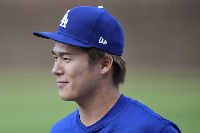 야마모토 요시노부가 24일(한국시각) 훈련 도중 어딘가를 응시하고 있다. AP연합뉴스