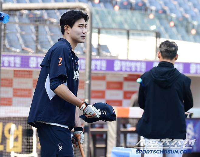 KT 선수들과 인사를 나누는 한화 심우준.