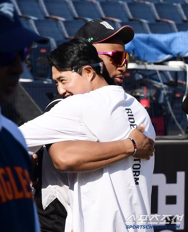 KT 로하스와 반갑게 인사를 나누는 채은성.